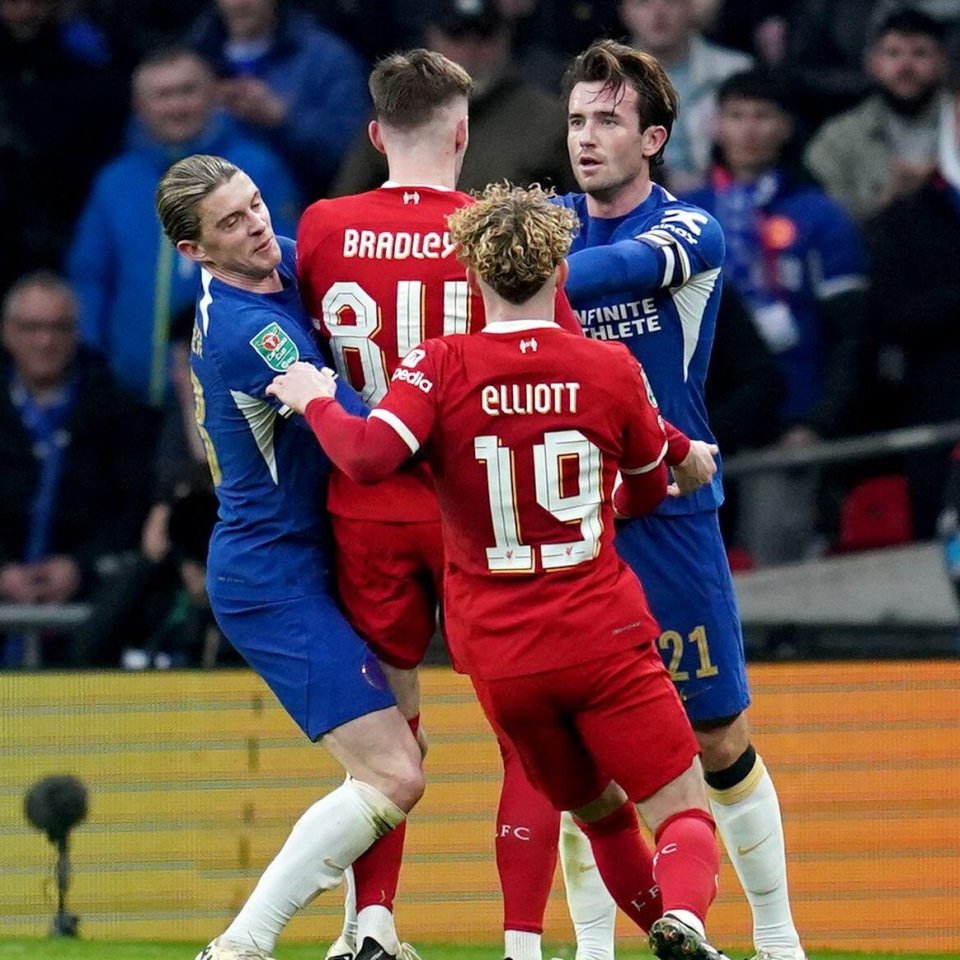 包含今晨利物浦备战欧超杯；外线爆发细节曝光；气氛紧张；心理建设被强调的词条