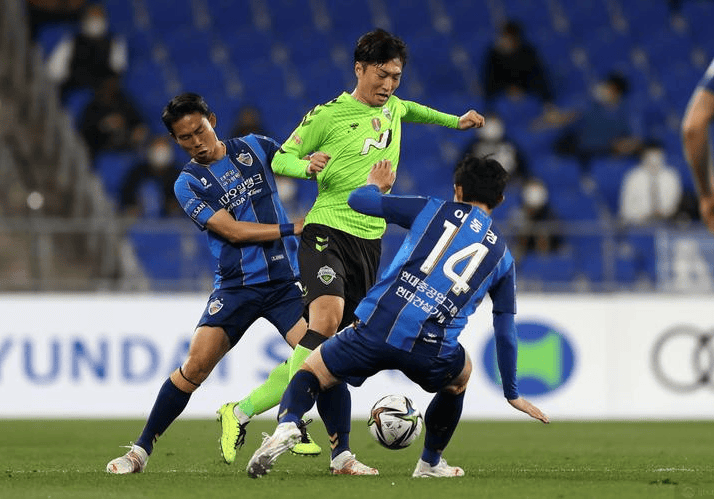 关于关键时刻成都蓉城防线松动：西甲节点到来；信心回归；轮换策略成焦点的信息