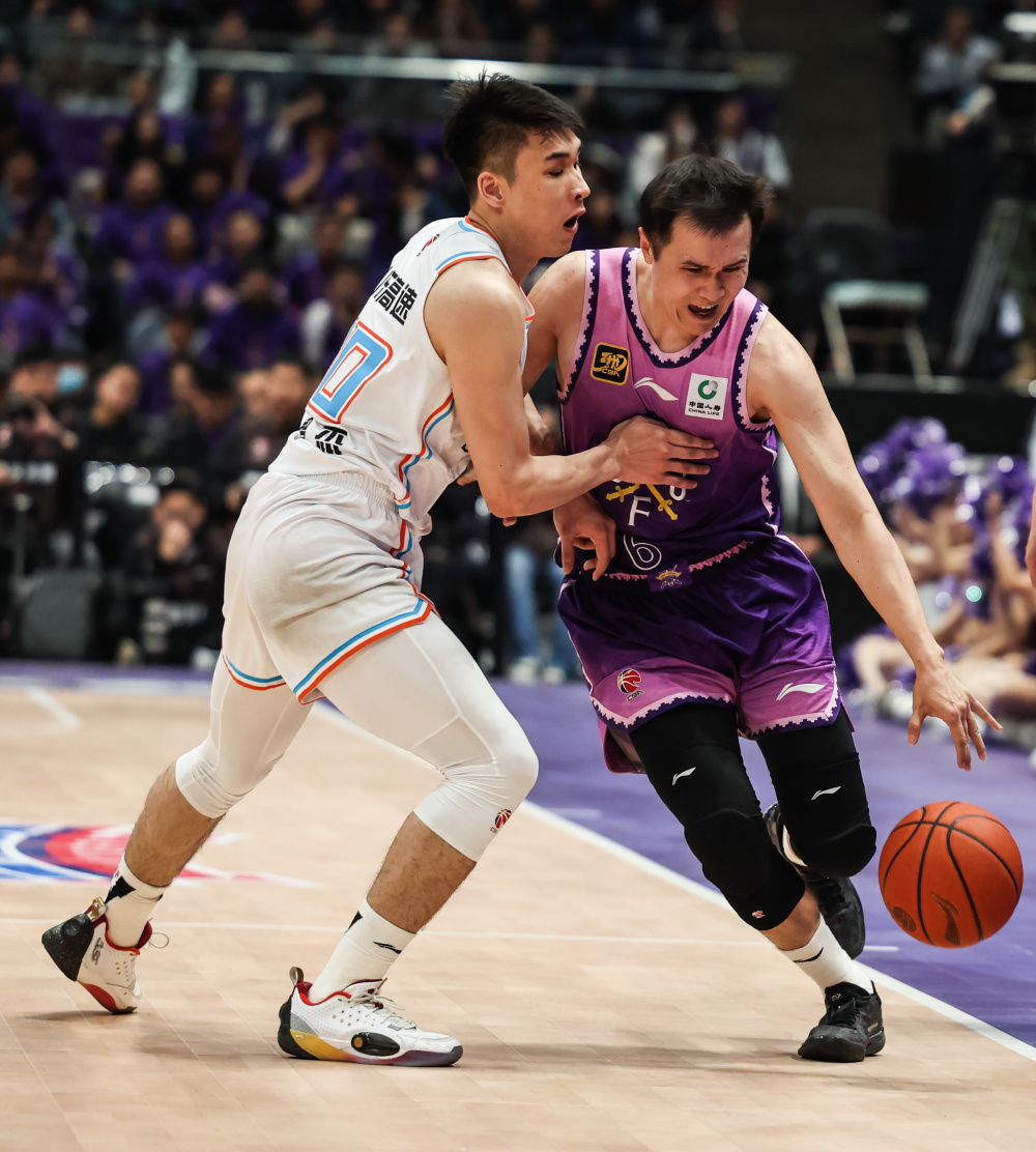 转会期皇家社会伤情更新：CBA季后赛节点到来，更衣室稳定，身体对抗强度拉满的简单介绍